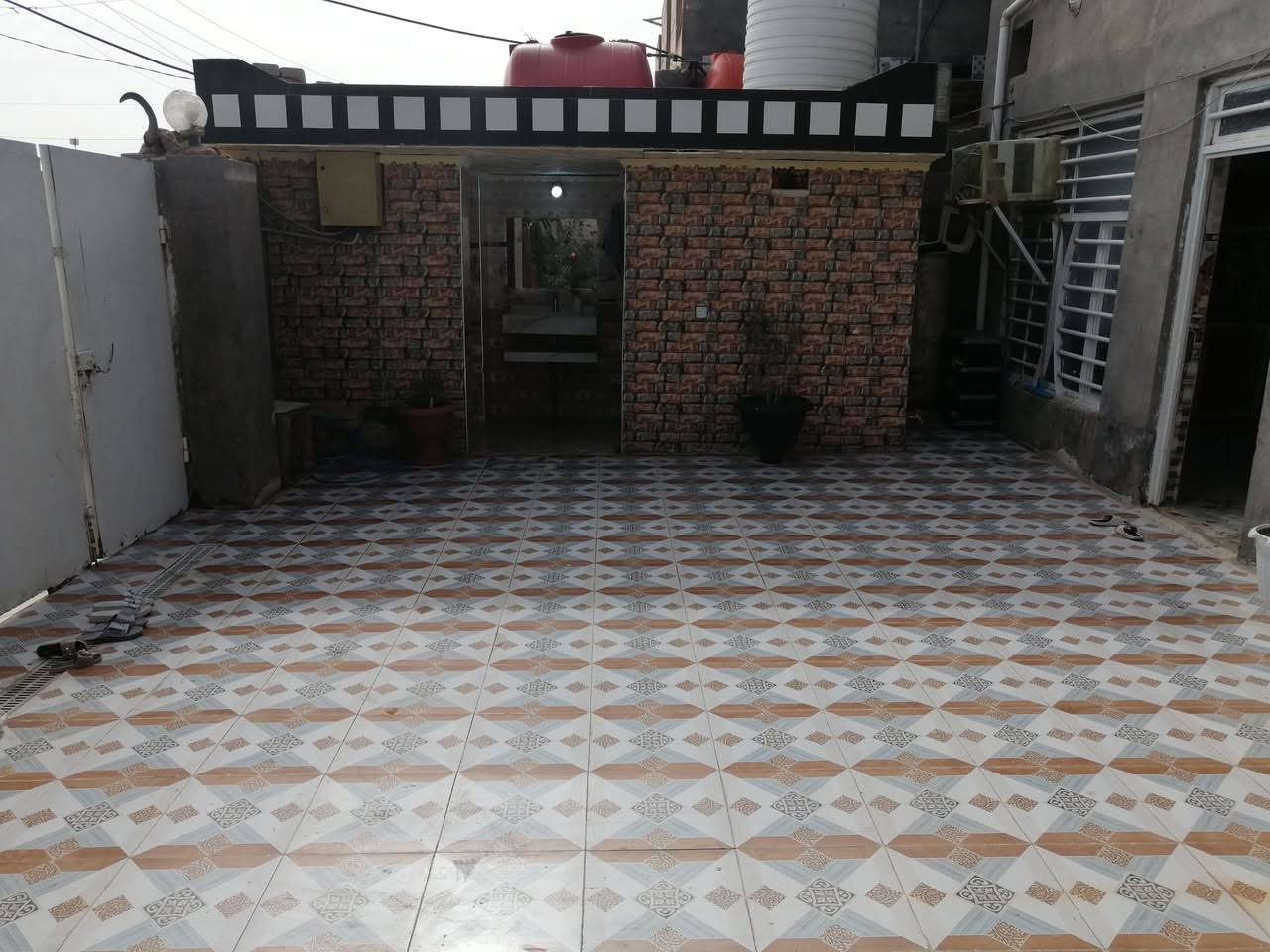 السلام عليكم
دار سكني للبيع 
طابو زراعي سند ٢٥ 
العنوان / /بابل المدحتية شارع  العماره قرب الصوره ثاني بيت عن الشارع الرايسي يبعد عن الشارع ٢٠ م 
المساحة//٢٣٢م 
الواجه //١٣ 
 عدد الغرف ٢
استقبال
صاله  
مطبخ
صحيات داخليه وخارجيه
طارمه +حديقه
خدمات كامله 
السعر //95 وبيه مجال
تحويل مباشر بعد الشراء
***********
