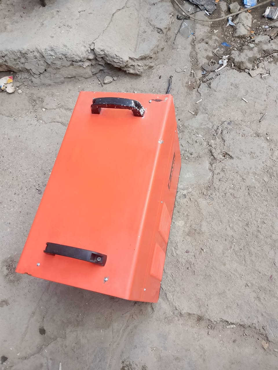 ماكنة لحام ARC400 جيسك ثري فيز يعني 3 حار تلحم جميع المعادن مكينة بلادية مثل ماموضح بالفديو قطعة كلش نظيفة  بيهة ضمان اسبوع السعر 350 
 عنواني بغداد الباب الشرقي الفناهرة خلف سينما غرناطة يوجد توصيل لجميع المحافظات متوفر واتساب 
***********
السعر 350 !!!
