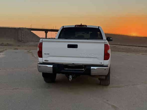 السلام عليكم ورحمة الله 
للبيع تويوتا تاندرا  TUNDRA
لون ابيض SR5 موديل 2020
رقم اربيل باسمي وسنوية لغاية 2030
باب طويل بدي قصير
محرك V8 5700 محرك لكزز
دفع رباعي 4*4 
عداد المسافه 240 الف كم
داخل اسود بدون تنته 
رادار امامي حساسات+كاميرا خلفيه بلادي
شاشة خرائط تدعم كار بلي 
الجام الخلفي متحرك
 السيارة عليها منظومة غاز 100 لتر ايطالي داخل الضمان ضمانها ينتهي بشهر الثامن 2026 وممكن بيع السياره مع المنظومة او بدونها 
السياره جاهزه مابيها اي نقص 
داخله للعراق كلين بيها ضربه هنا بسيطه ومصبوغ اقل من نص الباب الخلفي عكس السائق وجزء بسيط من البدي مسافة شبر  وكما مؤشر في الصور باللون الاحمر
السعر 288 وبيها مجال للشراي 
العنوان صلاح الدين بيجي 
*********** للتواصل اتصال + واتساب
