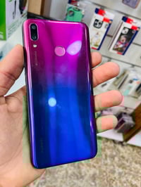 هاتف هواوي بحالة جيدة جداً مع لون جريء ومميز. الجهاز نظيف وعليه بصمة خ...