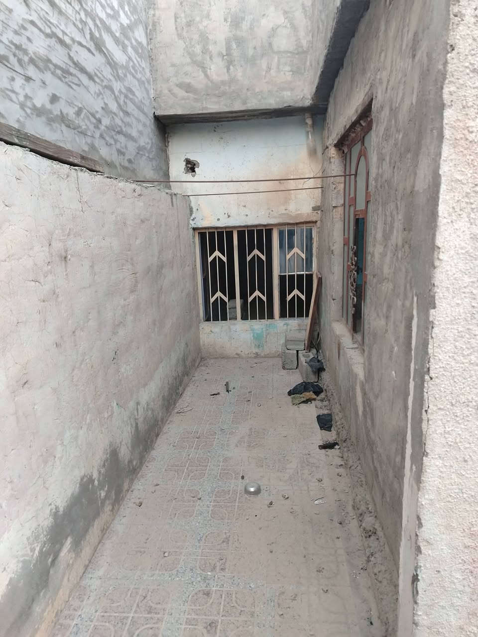 بيت للبيع مساحته 158 صنف العقار قطعه ومقاطعه موقع شطيطه جوه تانكي القديم او خلف الكليه الحظاره البيت يحتوي على غرفتين وصاله ومطبخ وصحيات وطرمه جبيره ومناور بسعر مناسب جدآ جدآ اتصل ودلل ***********
