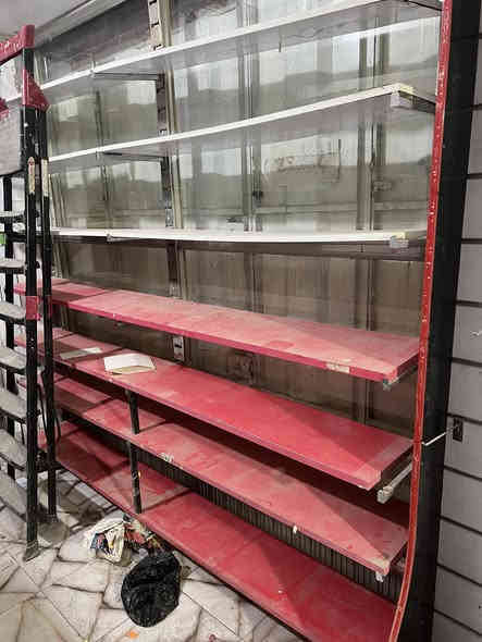 سلام عليكم من رخصة الآدمن غراض محل للبيع مجمدات  ع الشغل تجي تفحصهم شغالات عدد 2ورفوف متحرك وثابت ومدرجات عدد 2 وقفص حديد واستنادت عدد 4  مثل ما موضح بالصور السعر كلهم ب500ألف للأستفسار خاص او ***********مكاني بغداد الشعب
