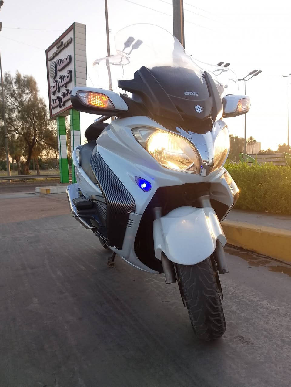 سلام عليكم سكاي ويف 650 فئة LX موديل 2017 فول مواصفات مري شفط كهرباء جام كهرباء  كير عادي و اوتو وسبورت اي بي اس + جي بي اس تدفئة يدات + تدفئة كشن استان تعليك حساس + استان صفح حساس بيها جهاز مانع سرقة اوراق كامله مكينه كفالة شعله ومعدل تخوف سعرها    (18) مكانها بغداد الشعب شراي واتساب او اتصال مارد ماسنجر  ***********
