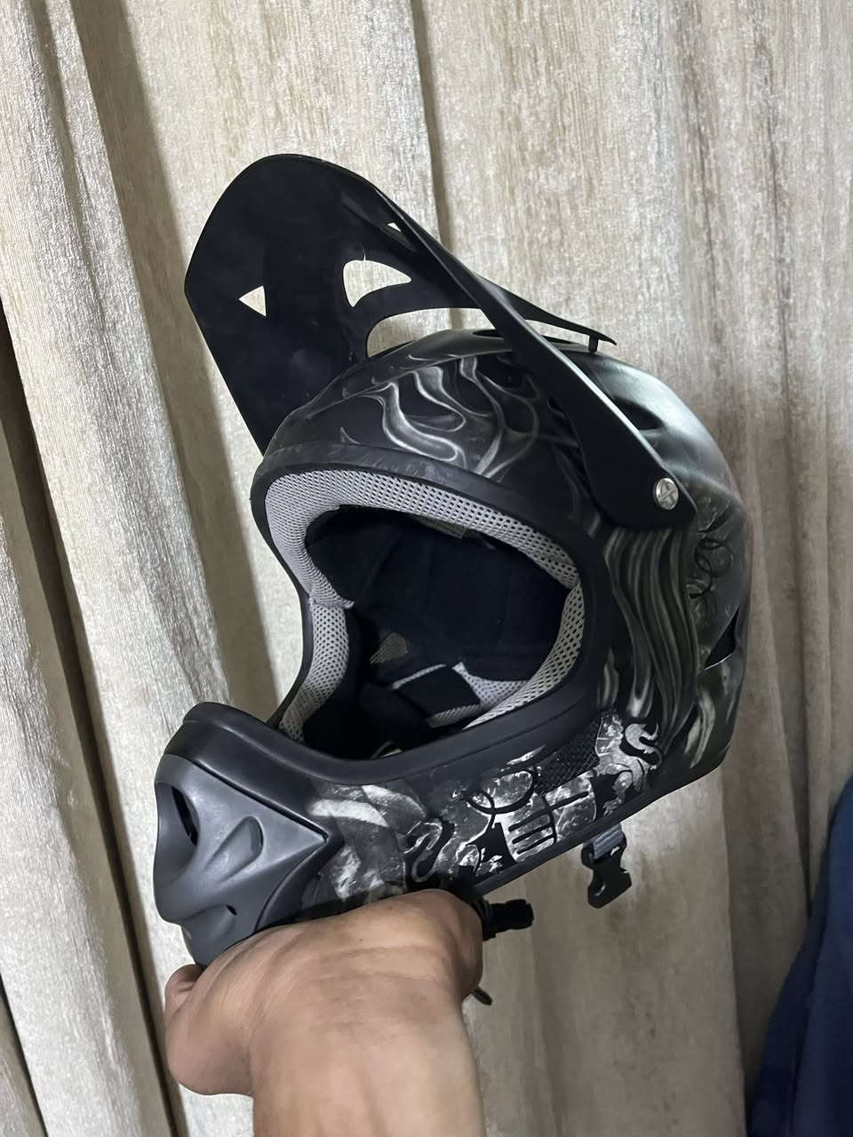 سلام عليكم ⛑️خوذة البيع هذا رقمي التواصل
‭ ٠٧٨١ ٥٢٧ ٤٥٣٦‬
