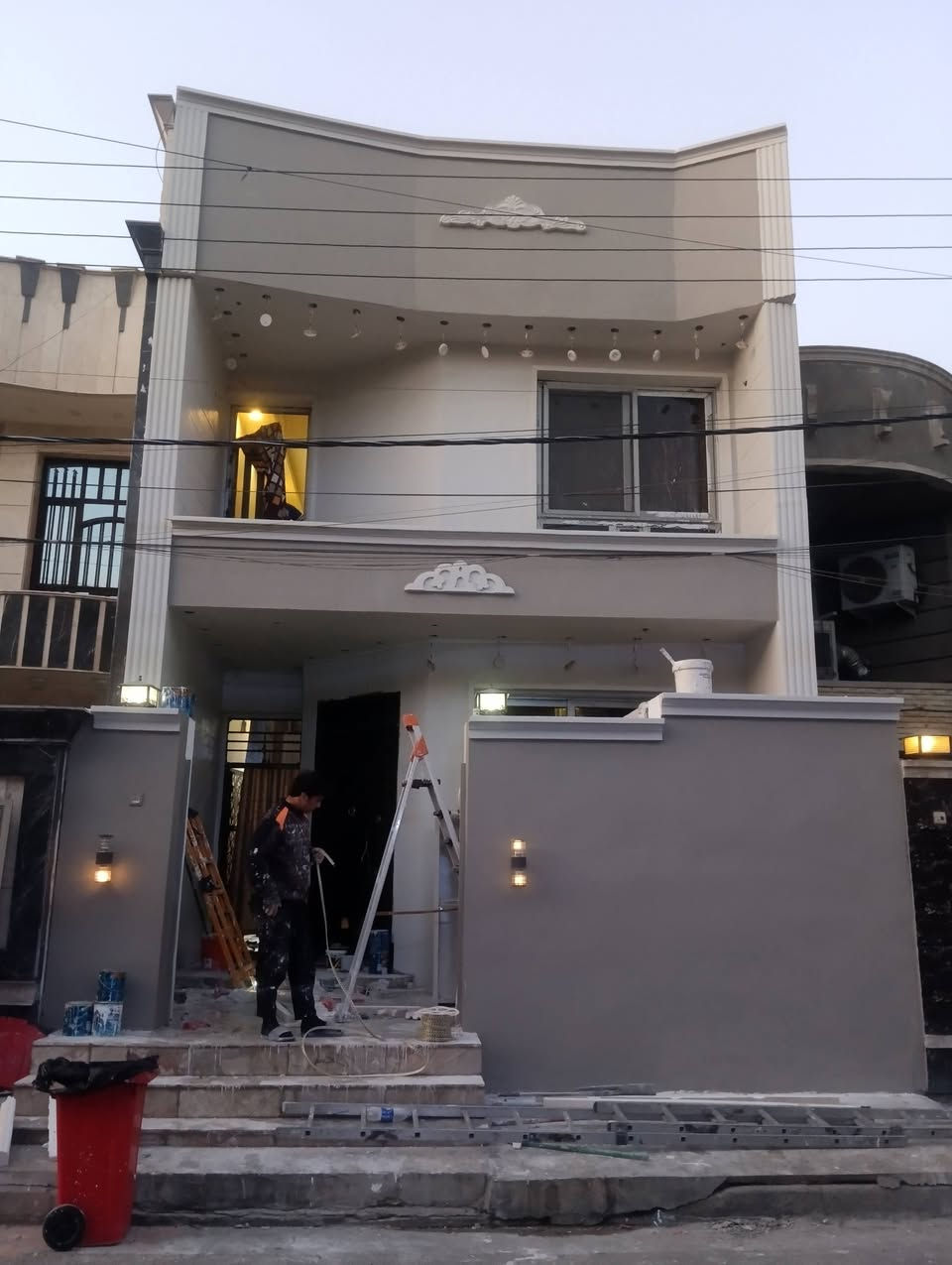 السلام عليكم عمار الصباغ لصبغ جميع الاصباغ الحديثة الداخلية والخارجية للاستفسار ***********
