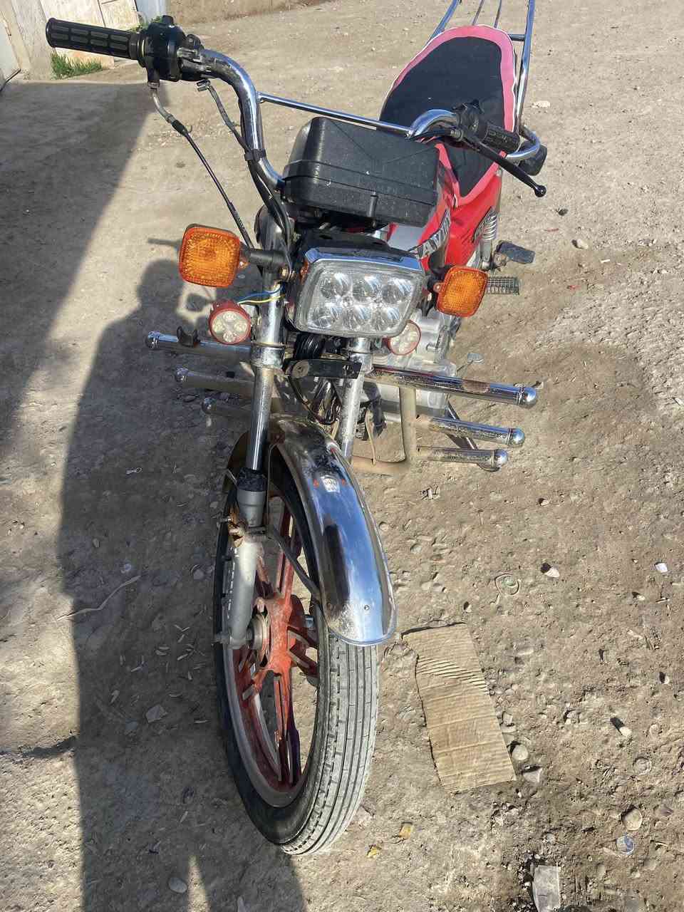 السلام عليكم دراجه سيفون ختم موديل 21نظيفه محرك بلادي صالنصه رياضي مابيه أي خلل السعر 450 وبيه مجال مكان ديالى طريق دلي عباس قريه  سراجق ***********
