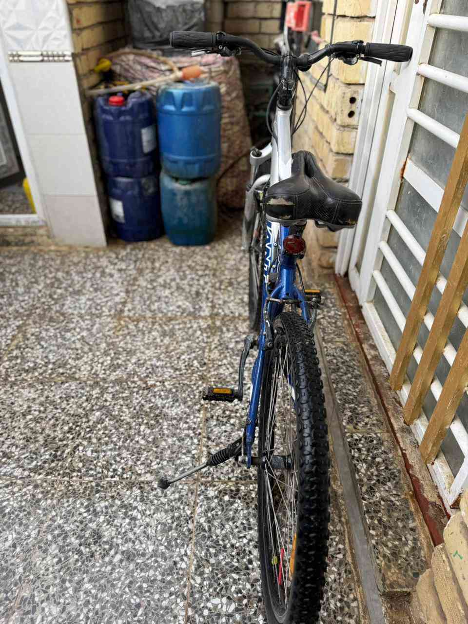 دراجه جبلي استخدام نظيف، مناسبه للترحال والمشاوير اليوميّة 
حجم الإطار: مقاس 26 مناسب للأغلب
الفريم: حديد قوي ويتحمّل 🌟

السرعات:
🔸 تقريباً 8 خلفي
🔸 و3 أمامي
يعني كافية للطلعات والطرق التعبانة 🔥

السستم يشتغل طبيعي ومنسّق، الغيارات تتحول بسلاسة ⚙️👌

الفرامل:
🛑 فرامل واير (سيم) أمامي وخلفي
🛑 استجابة جيّدة

الشوكات (الأماميات):
🔧 سسپنشن يخفف الهزات ويطي راحة بالطريق

التواير:
⭕ مقاس 26
⭕ نقشة مناسبة للشارع والتراب
⭕ نظاف وشغالات

الكرسي:
🪑 كرسي مريح للطلعات المسافات الطويلة

المقود:
🌀 مقود مستقيم ثابت
🌀 قبضات مريحة بالإيد

الدراجة تحتوي على ستاند للوقوف جاهز للاستعمال 😄✔️

ملاحظة:
🚴‍♂️ الدراجة مستخدمه للطلعات وسفرات خفيفة، ومحافظ عليها بدون أي مشاكل.

.

الشراء سعر خاص 💸🔥 
*********** 
 📍مكاني بغداد شعب
