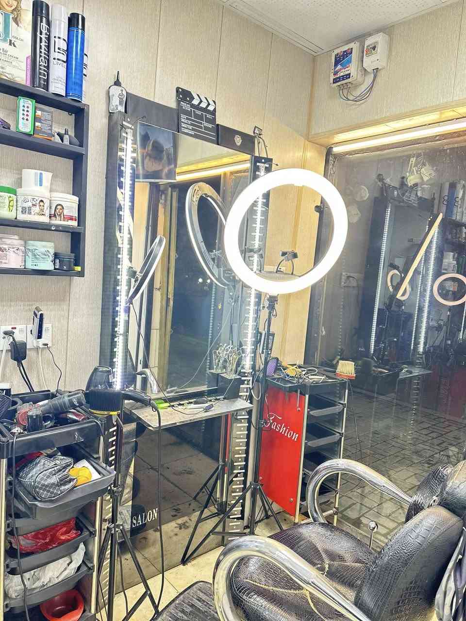 السلام عليكم غراض حلاقة للبيع مثل ماموضح بالصورة كراسي عدد (2) المرايات عدد (3) وعرباين عدد (3) 
قياسات المرايات (طول 195 العرض 79 )
العنوان/بغداد/ البياع/ للاستفسار خاص *********** واتساب قيم باليرضي الله وشايف كل الخير مقدما
