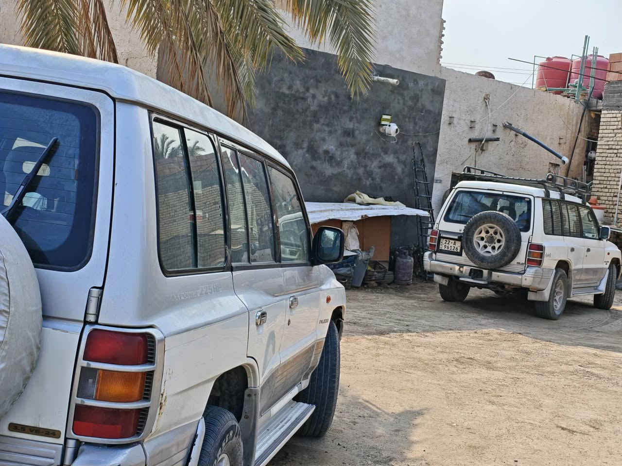 للبيع باجيروو عدد 2 موديل 2000 الرصاصية سعره $58 محرك تعبان 3.5  الثانية البيضه سعره 68 محرك3000 موجودات بالنجف راعية وسنوي نجف ارقام شماليات للتواصل ***********
*********** السيارات نضيفات ومكفولات
