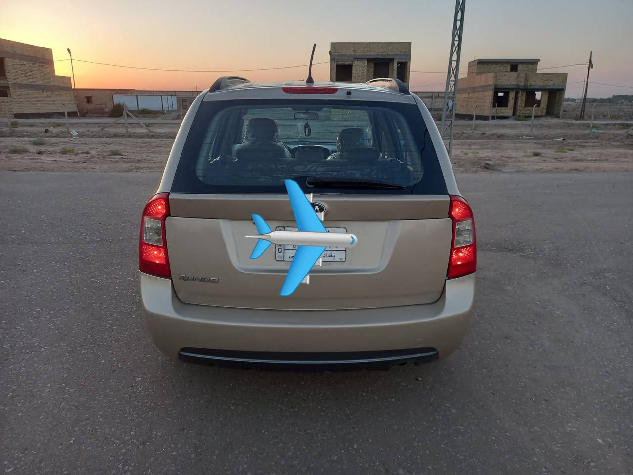 السلام عليكم
كيا رندو موديل ٢٠٠٨ رقم بغداد ألماني وشرط التحويل سنويه لل٢٧ ، وارد أمريكي ليبل واحد بإستثناء الجاملغ الأمامي الأيمن ،صبغ حزام بدون دواخل للجماليه 
محرك ٢٧٠٠ وكير وحداديه وتبريد وتخم تاير كله شرط 
دواخل جديده 
شاشه وكامره خلفيه
٥ راكب وتبريد قطعتين 
السياره جديده وأحلى من الصور وبالعافيه للتصير من نصيبه
السعر ٨٢ وبيها مجال 
مكان السياره بالحله مركز المدينه 
للتواصل *********** بي واتساب
