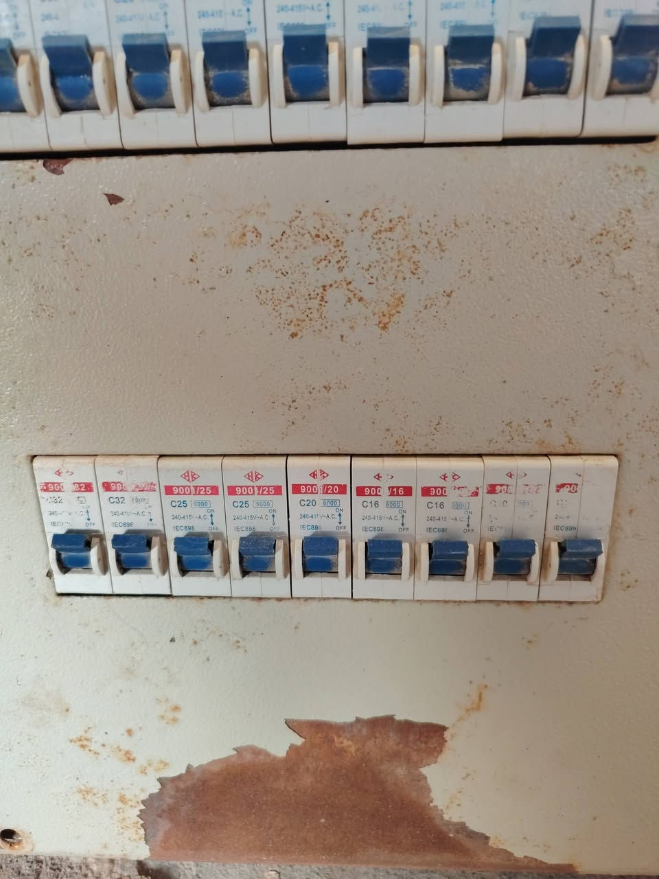 بورد كهرباء 3 فيز 27 جوزة القاطع الرئيسي 100 امبير نظيف جدا للبيع


**إذا كنت صاحب هذا الإعلان وتريد حذفه لأي سبب، رجاءا أرسل رسالة إلى الدعم الفني**