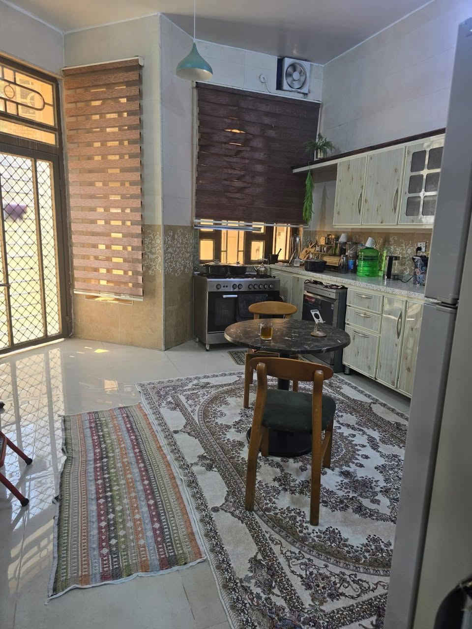 الدار للبيع . الحيدرية الشارع الاول قرب الآليات المساحة ٢١٤ متر  الواجهة ١٢ متر بناء حديث ونظيف جداً طابقين مرمر درجة اولى عرض الشارع ٦ متر مقرنص طابو صرف . للاستفسار الاتصال على الرقم ***********
