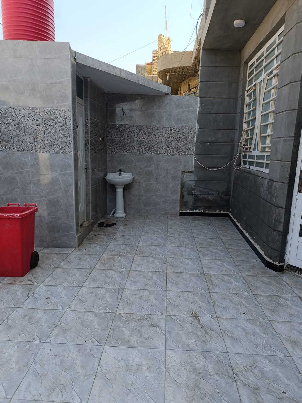 السلام عليكم دار للبيع حي البكرلي شارع الغسل مساحه 150 هوه واثاثه للاستفسار ***********
