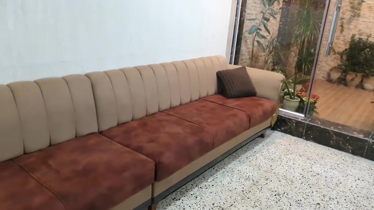هذا الديوان للبيع السعر ٣٠٠ خشب جام وليس ابلوك طوله الضلع الأول ٢٦٦سم والجهة الثانية ٢٨٦ سم للتواصل مع هذا الرقم *********** المنطقة حي السكر في الموصل ...
