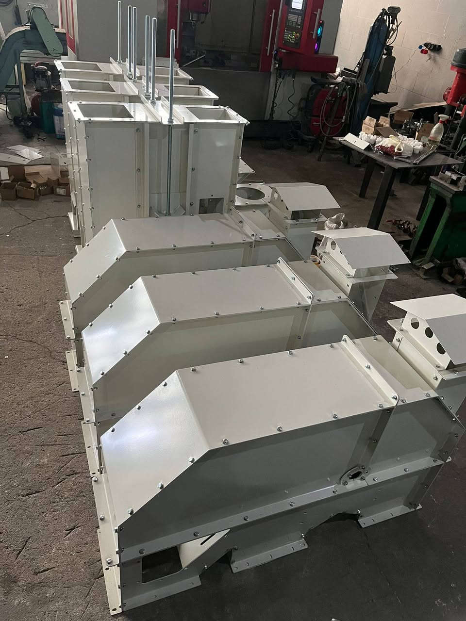 ٣ مصاعد عمودية (ابراج) اليفترات لنقل البذور والحبوب والذرة الصفراء جديده للبيع ينقصها الماطورات فقط الطول الكلي ٩٠ متر وعرض ٤٠ سم مع الحزام والطووس سعة النقل ٩٠ طن بالساعة بسعر مغري جدا وجاهزة للتحميل مباشرة ...للاستفسار الاتصال على الأرقام التالية 
***********
***********
