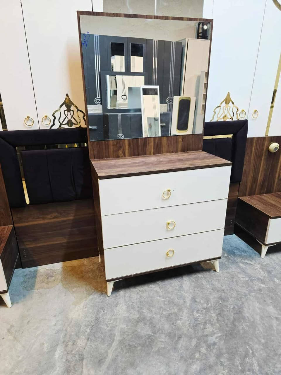 غرفة نوم مستعملة🇹🇷
 نضافة90 ٪💯
عدد القطع / 5 
نضام / أبواب 💢 
سعرها / 500 💸
شد ونقل داخل بغداد مجاني🚛
يوجود توصيل محافضات 🚛 حجز واتساب فقط ***********
