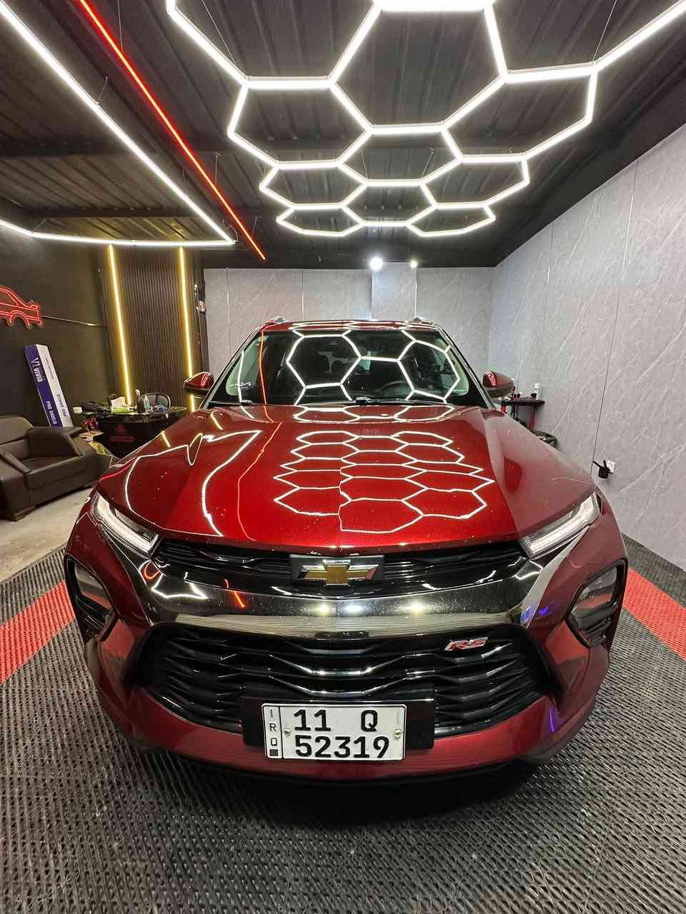 سلام عليكم 
تريل بلايزر 2023 
اللون ماروني
مرقمه بغداد
مكانها بغداد بسماية ***********
