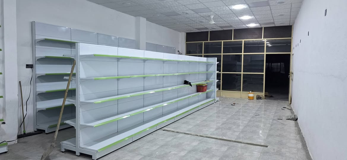 السلام عليكم رفوف اسواق للبيع جده بعدهن ما معرض عليهن ما فتحنا بسبب خلاف شريكنا وبقن رفوف على حطتهن ما معرض عليهن اي شيء المكان بغداد الرقم ***********
