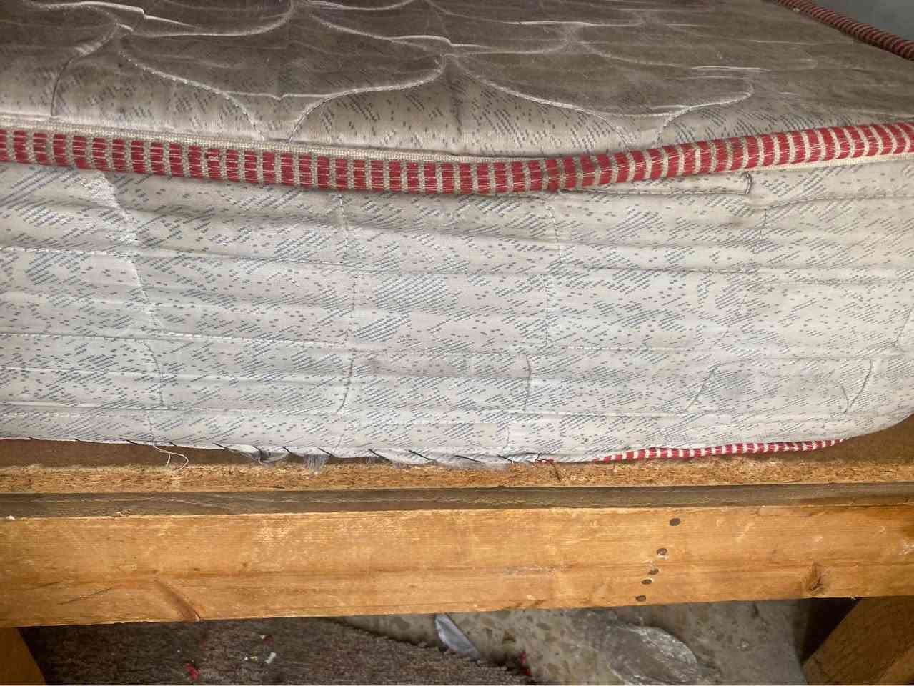 دوشك ثنين نفر مترين متر و80 سعر 30 بس يرادله وجه كربلاء الحر جربايه خشب ام نفرين *********** كربلاء, العراق
