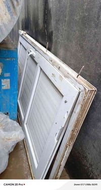 باب بلاستك اللبيع نضيف بس الطار ماله مكسور لازم تسوي الطار ماله السعر ...