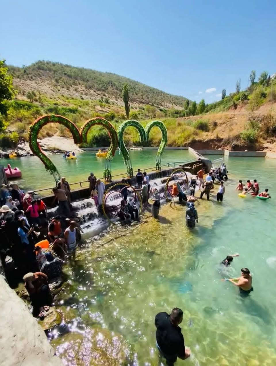 🏞️ برنامج رحلة دهوك – زاخو – عقرة
📅 موعد الانطلاق: الخميس  8/6
💰 سعر النفر: 90 ألف دينار ... عوائل فقط.. عوائل فقط 

حفل شواء جميل عائلي مقدم من الشركة

🗓️ اليوم الأول

بعد الوصول واستلام السكن وأخذ قسط من الراحة، تنطلق جولتنا المسائية إلى:

* 🛍️ مودا مول
* 🦁 حديقة الحيوانات
* 🛒 فاميلي مول

🗓️ اليوم الثاني

بعد تناول الإفطار صباحًا، نتوجه إلى:

* 🌊 زاخو
* 💦 شلال شرانش
* 🌿 مصيف برخ
* 🌄 مصيف دشتي تاغ
* 🚠 وفي المساء: تليفريك جبل زاوه

🗓️ اليوم الثالث

بعد الإفطار صباحًا، نزور:

* 💧 شلال كلي أشاوا
* 🌳 مصيف كلي شيرانه
* 🌲 مصيف ڤين
* 🪨 مطعم الكهف
* 🌆 وفي المساء: جولة حرة داخل مدينة دهوك

🗓️ اليوم الرابع

بعد الإفطار ومغادرة السكن، نتوجه إلى:

* 🏞️ مدينة عقرة
* 🌿 مصيف بيرس
* 🌳 مصيف سيبة
* 🍽️ تناول وجبة الغداء في عقرة
* 🏙️ بعدها جولة في أربيل، ثم العودة إلى محافظتنا العزيزة.

✅ البرنامج يشمل

* 🏡 السكن في شاليهات چنار وسط مدينة دهوك.
* 🚌 باصات حديثة ومكيفة.
* 🗺️ جولات سياحية متكاملة.
* 🍳 وجبة إفطار صباحية.
* 👨‍💼 كادر سياحي مرافق.
* 🎁 مسابقات وجوائز طوال الرحلة.

الذهب من الزبيدية الى الزبيدية 
_ للتواصل  حمزة غركان  ***********

✨ أيام مليئة بالطبيعة والأجواء الجميلة والذكريات التي لا تُنسى… احجز مقعدك الآن قبل اكتمال العدد

