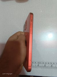 عندي ١٢ عادي الجهاز نضيف مثل ما موضح كدامكم  ذاكره ٢٥٦ الجهاز كله شغال...