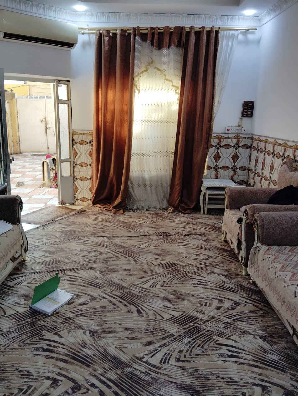 الدار للبيع المساحه 200متر طابو زراعي سند 25 تحويل مباشر بأسم المشتري الموقع على ربيانه قرب الشيخ أبو أنس أو مولدة محمد شاكر يتكون من غرف نوم ثنين وستقبال وصاله ومطبخ مجمع صحي خارجي وحمام داخل شارع تبليط ومجاري بناء طابوق السقف عكاده+حديقه وطارمه البيت كامل كلشي معايز أي استفسار إتصال على الرقم التالي واتساب *********** 
أو مراجعة مكتب ابو زهراء التميمي شارع المواكب مقابل حسينية الخزرج الخاص مفتوح
