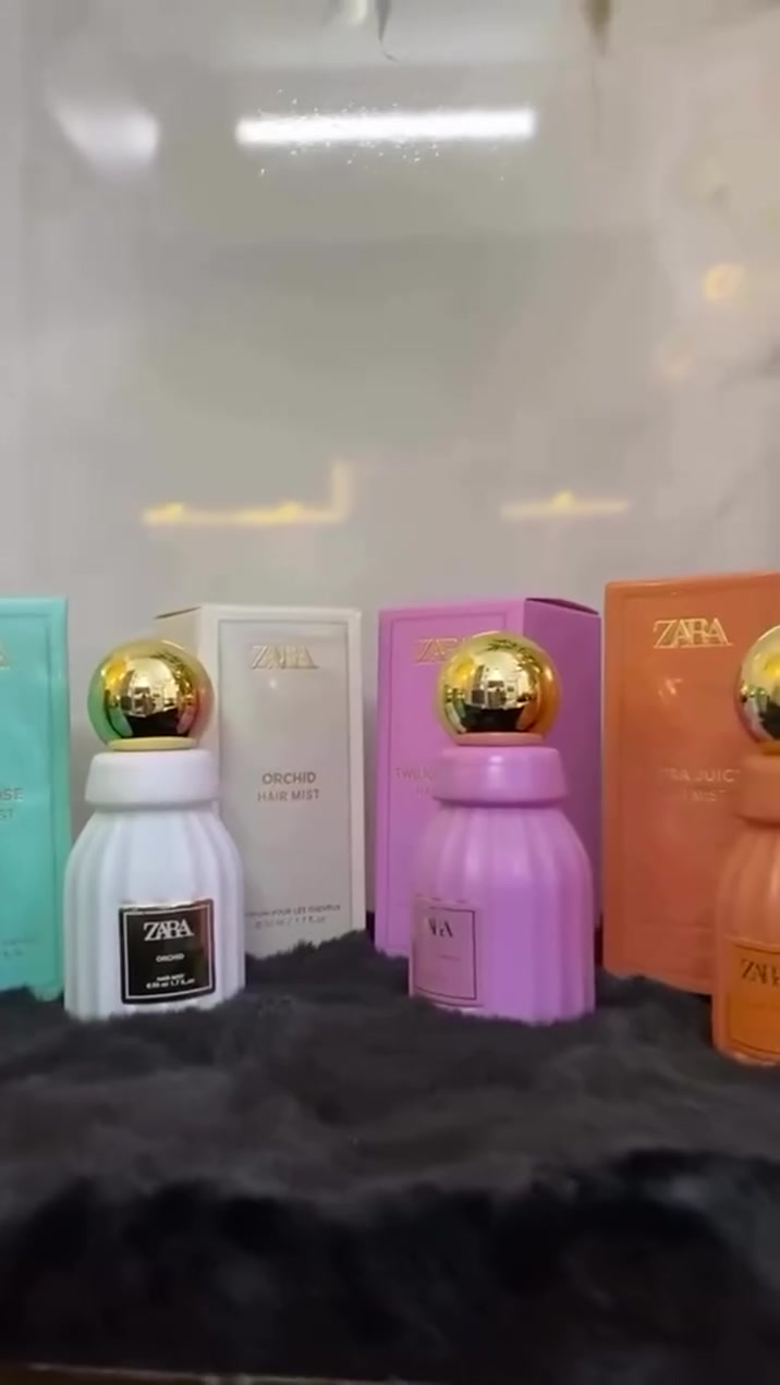 أنوثتك وجاذبيتك 💆‍♀️ الغيمة السحرية اللي تعطر يومك ✨
كل لون من هذه المجموعة يمثل مود وشخصية ثانية تماماً 🧴:
🍊 Peach Glow: انتعاش الخوخ الفاكهي اللذيذ لصباح مليان حيوية ☀️
🌸 Pink Flambé: نعومة وسويت تشبه غزل البنات والمسك، قمة الأنوثة 🎀
🍏 Applejuice: طاقة ونظافة وانتعاش التفاح الأخضر والزهور 🍃
🍒 Red Vanilla: دفء وفخامة الفانيليا والتوت للمناسبات والليل 🌙
🤍 Fields at Nightfall: ريحة بودرية هادئة، ياسمين وخشب صندل تاخذ العقل ☁️
🔮 Violet Blossom: جاذبية زهرة البنفسج واللوز الدافئ، ريحة غامضة ومثيرة 💜
ثبات، خفة، ولمعان، وريحة تتحرك معك مع كل هبة هواء 💨 تنعش روحك!
المنشأ  امريكي الاصلي 🇺🇸


**إذا كنت صاحب هذا الإعلان وتريد حذفه لأي سبب، رجاءا أرسل رسالة إلى الدعم الفني**