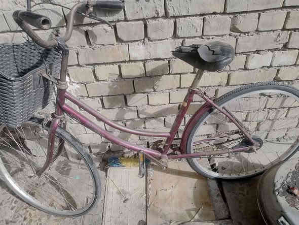 ثلاث بايسكلات 
الاول الاسود كامل نوعيه اصليه 
والثاني الاحمر نقصه تأثير امامي وسرج
والثالث مال سباق نقصه جوب وتاير    وباقي التفاصيل بالصور 
للبيع كلهن ب١٠٠ واذا واحد هم منختلف 
مكاني بغداد العامريه
للاستفسار مراسله ماسنجر او واتساب على الرقم
*********** بغداد
