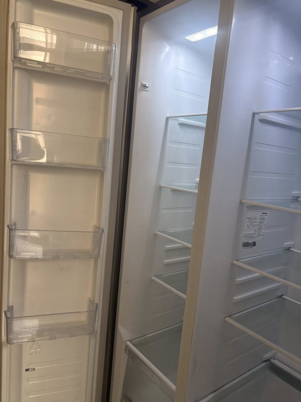 مرحبا 
ثلاجة ومجمده للبيع 
عاموديه بابين 
نوع هايسنس جديده صار شهر من اخذتها بس محتاجة داريد أبيعها 
اخذتها بمليون وربع 
عارضتها بمليون وبيها مجال 
*********** 
غزاليه
