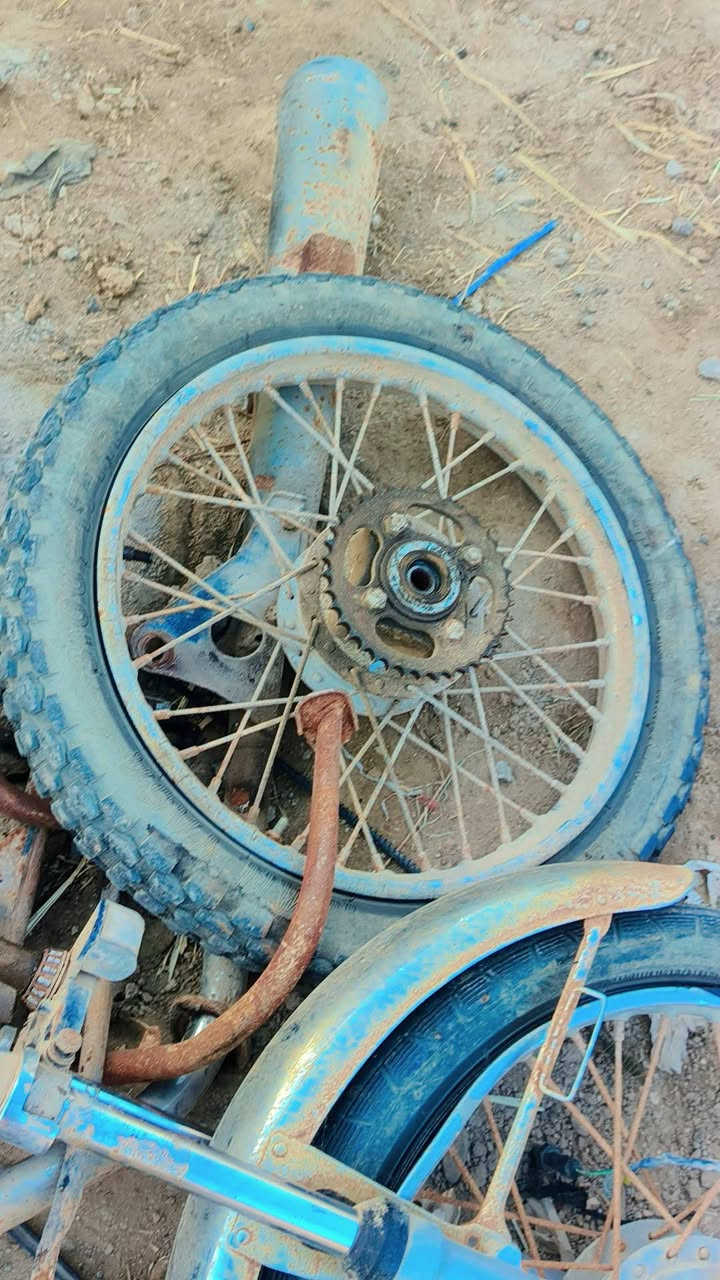 سلام عليكم
غراض دراجه كامله 
1.مكينه
2دبلات
3. تايرات +اوياله نضيفات
4.زنجيل
5 . ماشه
6.صرنصه 
7.دبلات
غير لي ماذكرتهن مناسبات شباب 
سعر خاص 
***********
المكينه ابيع كوم حديد .
