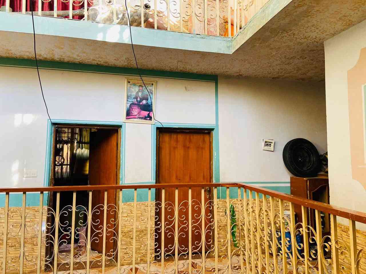 السلام عليكم مرخصة الادمن بيت 200 متر علئ تجاري سايدين مال جامع النور بي 8 نوم وستقبال جبيرة وحوالي ومطبخ وصحيات البيت جديد السعر 300 وبي مجال قليل بيت كامل وجديد ما تذب علية الف. الاتصال ‏‪*********** بي وات ساب
