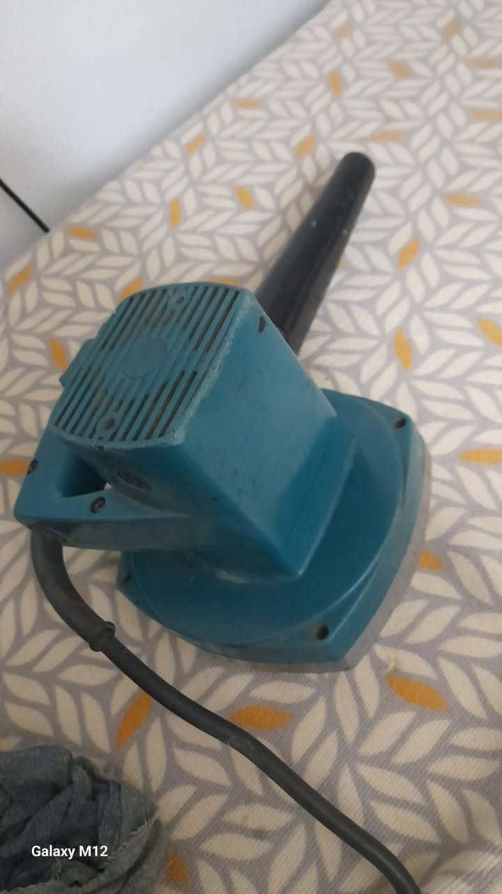 بلور ماكتا ياباني صارلة فوك ال٣٥ سنة عدنة وكلش نضيف وشغال والي يريدة يراسلني وتساب ويدلل ***********
