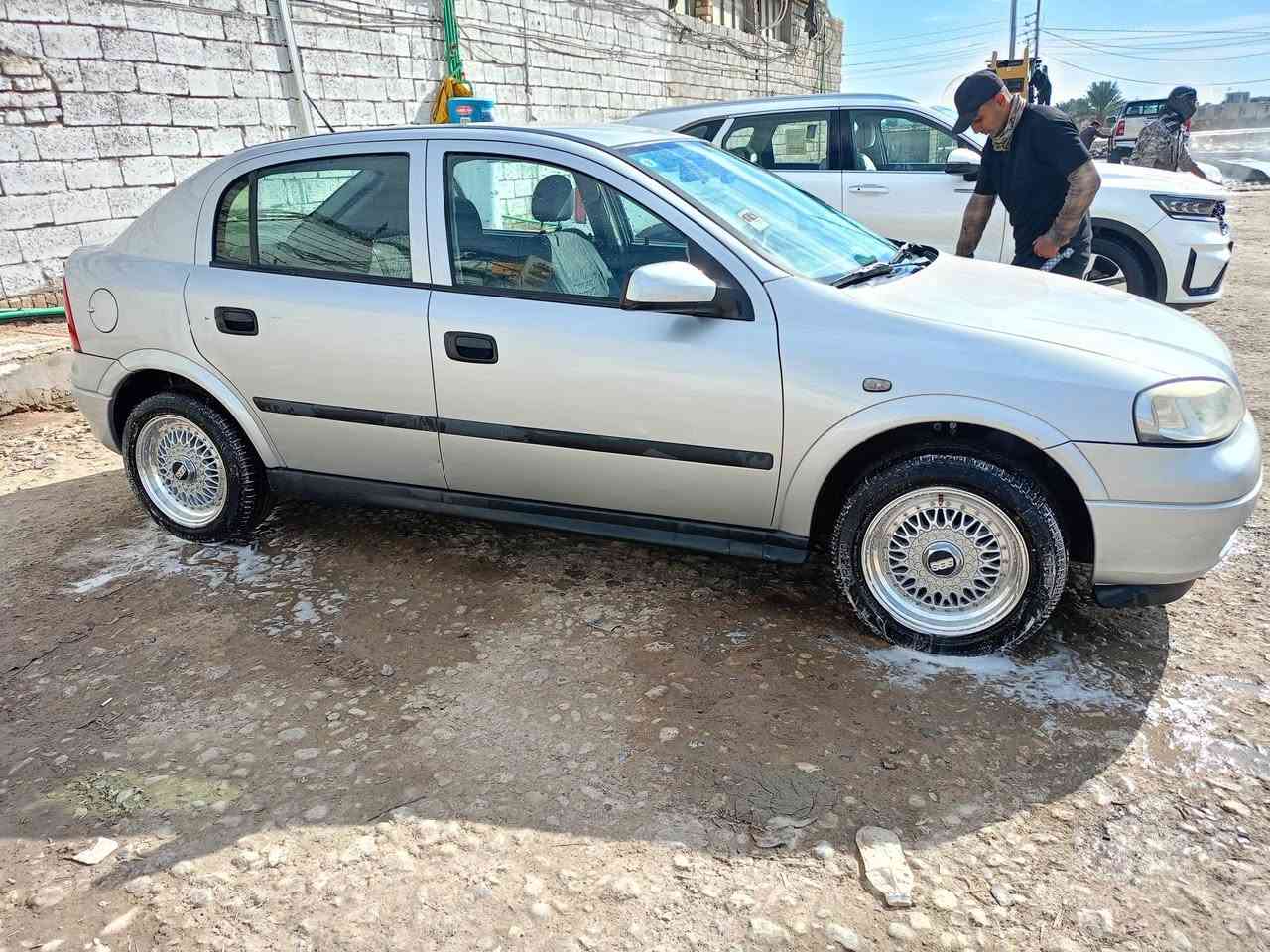 السلام عليكم الرجاء قراءة المنشور ..
اوبل استرا 2002 رقم بغداد باسمي .
السيارة كفاله عامه من الضربه والتبديل بيه بارد بسيط ناشر صورته بالجاملغ الخلفي عكس السائق وبيه جرد بالقماره والبنيد  تخم ويل كب رياضي وتاير جديد صدر أمامي ودبلات خلفيه جديد.
استيرن متحرك .
بوكس تبريد مال حاويه اخذته من ياسين أبو علي كامل هو والتدفئه تبريد ثلاجه.
السيارة بيها خيط بخار روايته للفيتر كال لاستيك ولف بس من اشتغل يطلع دخان من امشي يكطع.
بيها عينه وصينيه بيه رجفه بالتحريكه 
انطيك عينه وصينيه وياها مال حاويه
بيها دجه محرك دايسه انطيك تخم دجات اشتريتهن الهه.
مكان السيارة ديوانيه قضاء عفك سعر 63 ...وبيه مجال
***********
اقسم بالله البيع بسبب البناء السياره جانيها وبالعافيه عالياخذها والسونار مرفق بالمنشور
