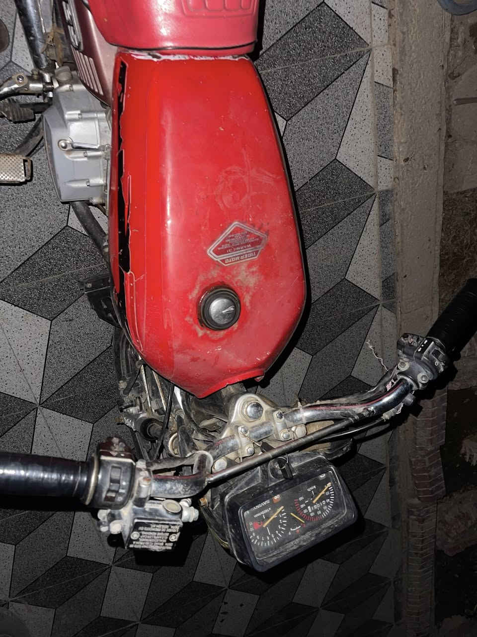 دراجه سيفان خمسه كير سلف يرادله بس كهربائيات الدراجه نشطه
سعرها ٣٢٥ وبيها مجال قليل 
***********
