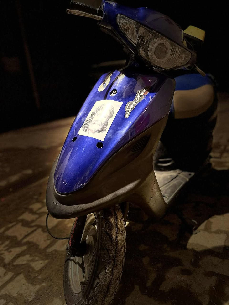 سلام عليكم ماكس قجمه 120 
درجه كله بلادي 
محرك بلادي 
كابريتر بلادي 
كفرات بلادي 
بيه دبل من رمبه هيج يعني رضي 
للعلم درجه مال بيت 
سعر 325 وبيه مجال 
مكان بغداد الحريه قرب جسر دباش 
رقمي ***********
