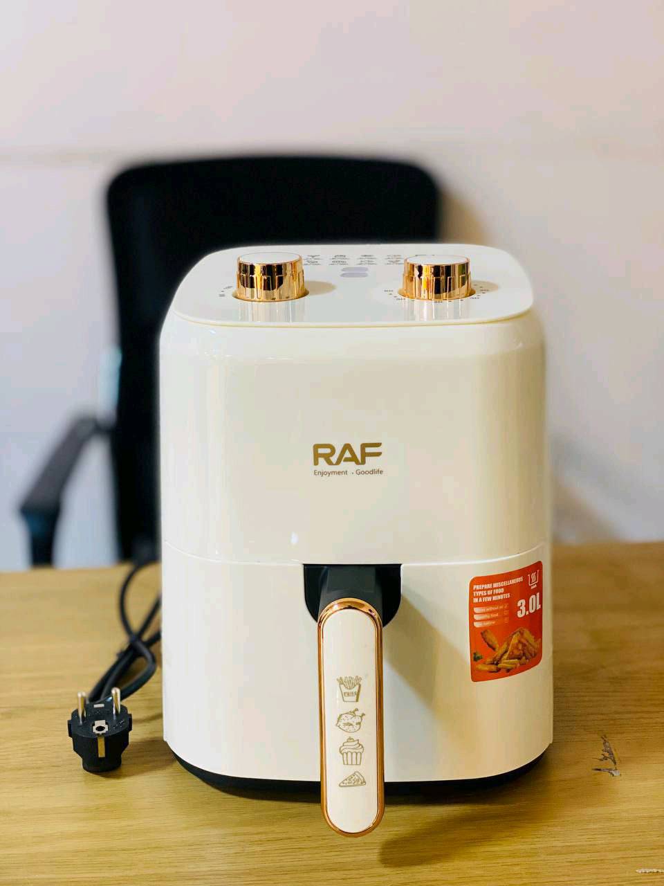 مقلاة راف الهوائية سعة 3 لتر - #الاصلي المنشأ ألماني🇩🇪💯

الأداة المثالية لعشاق الطعام اللذيذ والراغبين بالطهي الصحي. تتيح لك هذه المقلاة الهوائية تحضير أطباقك المفضلة بأستخدام كمية قليلة من الزيت أو بدونه،
مع الحفاظ على قرمشتها وطعمها اللذيذ. بفضل سعتها الكبيرة التي تبلغ 3 لترات، تُعد هذه المقلاة الهوائية مثالية لجميع أفراد الأسرة 

قلي صحي: حضّر أطباقًا لذيذة بنسبة دهون أقل تصل إلى 80% بفضل تقنية الهواء الساخن. استمتع ببطاطس مقلية مقرمشة، ووجبات خفيفة مقرمشة، ودجاج شهي، وغيرها الكثير، دون الحاجة إلى زيت زائد.

سعة كبيرة 3 لترات: تُسهّل هذه السعة الكبيرة تحضير وجبات لعدة أشخاص. مثالية للعائلات أو لتحضير كميات كبيرة.

تحضير سريع: مع محرك قوي بقوة 1300 واط، يصبح طعامك جاهزًا في دقائق. لا مزيد من أوقات الانتظار الطويلة!

درجة حرارة ومؤقت قابلان للتعديل: مع تحكم قابل للتعديل في درجة الحرارة ومؤقت عملي، يمكنك التحكم الكامل في تحضير أطباقك. تصميم صغير وأنيق: تتناسب مقلاة راف الهوائية البيضاء تمامًا مع أي مطبخ، بفضل تصميمها العصري والموفر للمساحة.

سهلة التنظيف: بفضل السلة القابلة للإزالة والسطح غير اللاصق، يسهل تنظيف هذه المقلاة الهوائية بسرعة.

خالية من روائح الزيت: بفضل استخدام كمية قليلة جدًا من الزيت، لا داعي للقلق بشأن الروائح الكريهة في مطبخك

#الاصلي المنشأ ألماني🇩🇪💯

السعر50  الف 
🚘 يوجد خدمة توصيل لجميع محافظات العراق 5 الاف 🚘