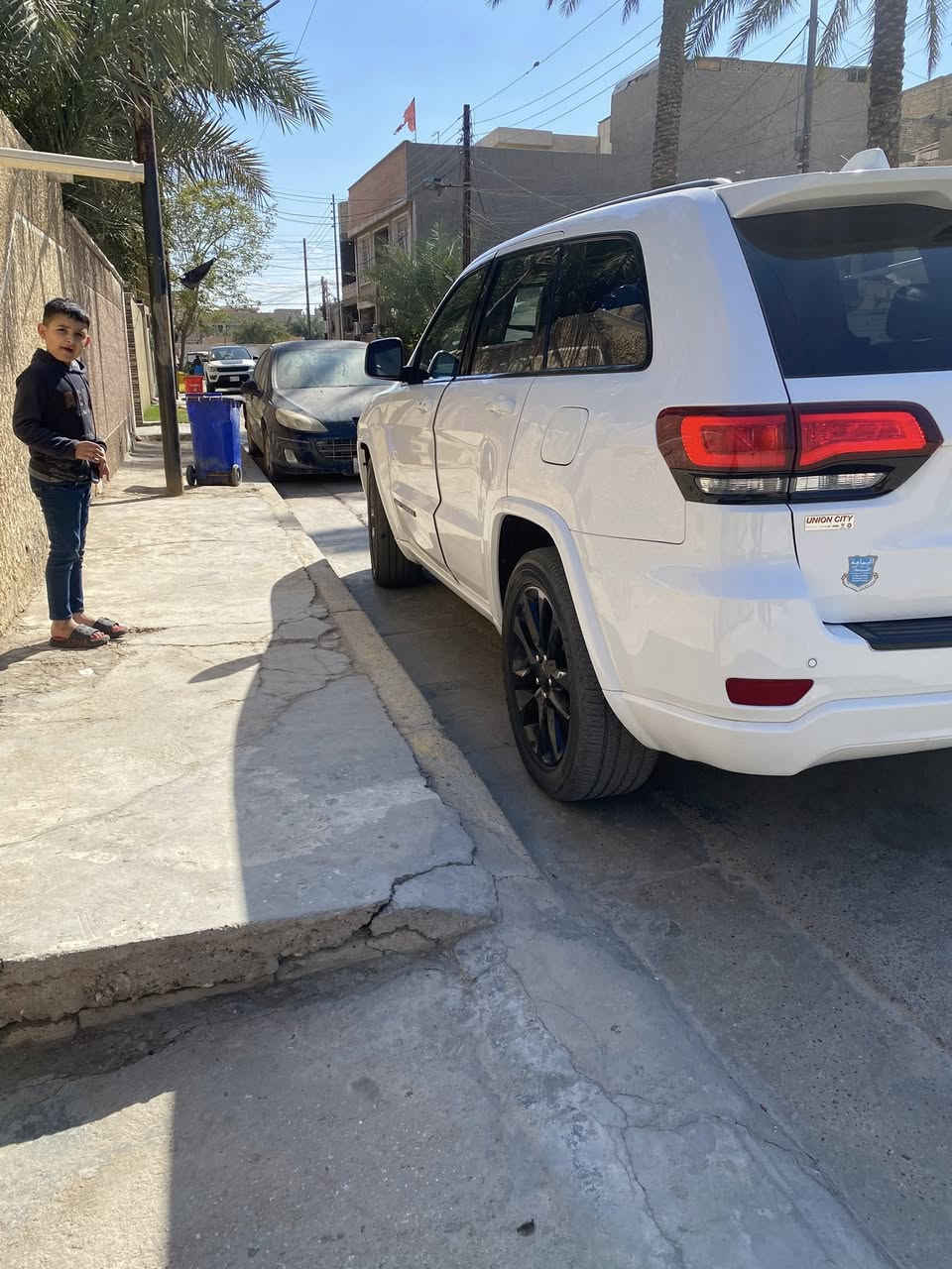 السلام عليكم 
لبيع جيب كراند شيروكي 
موديل ٢٠٢١ أللون ابيض 
ماشية ٣٢ ميل 
السيارة جديدة واحلة من الصور
الضرر موضح بصور بدون دواخل 
بسمي الرقم الجديد دبل بصمة 
السيارة بدون فتحة مكان السيارة بغداد الشعب لتواصل على الرقم ( ***********)
