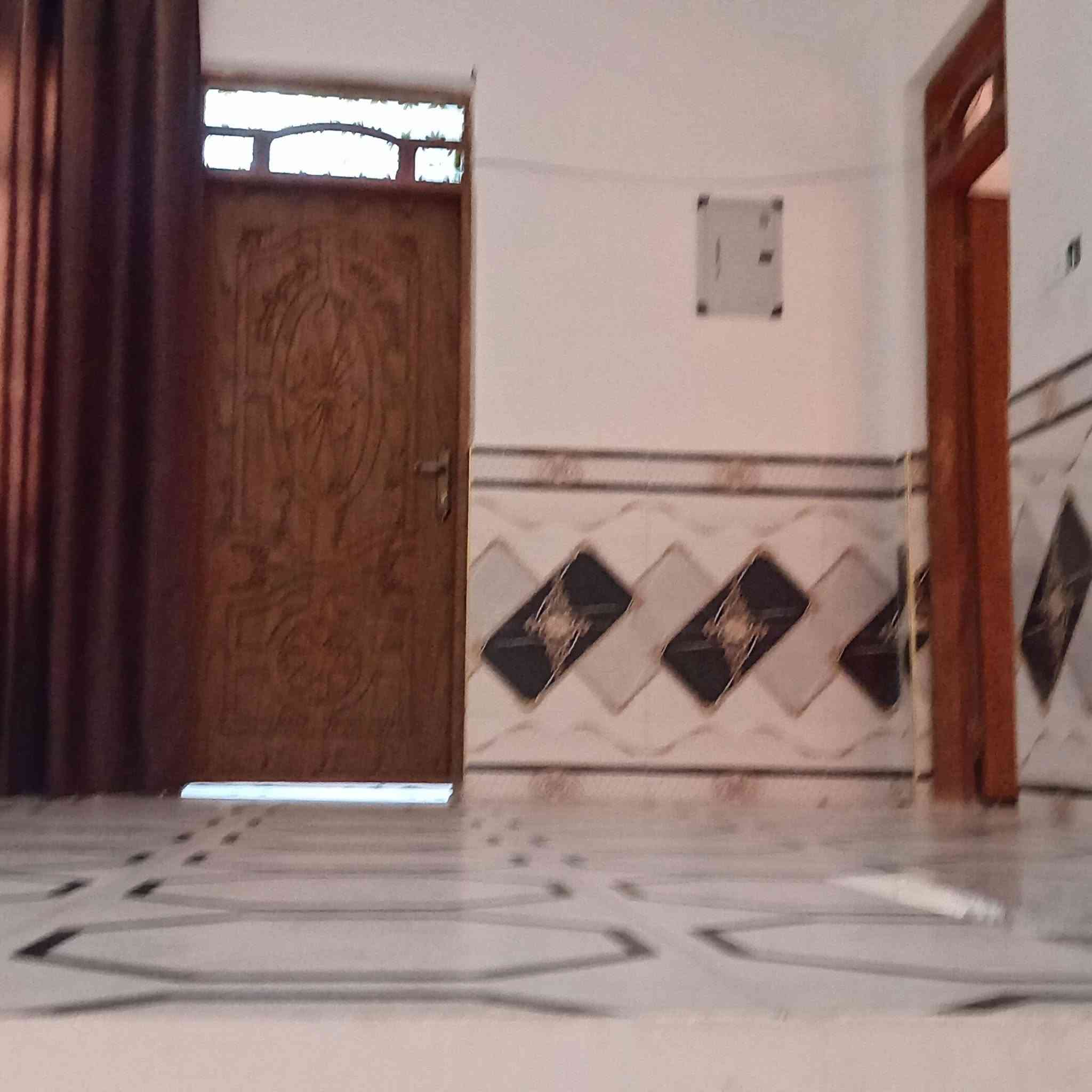 دار للبيع ١٠٠ مربع قاطين ابو رمانه خلف أسواق محمود الكعبي على شارع ٢٠رقم الهاتف ***********
