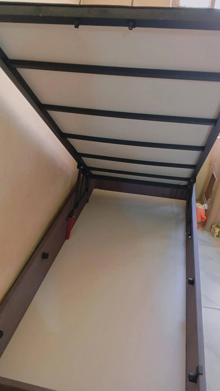 سرير ابو نفر داخله مخزن
نظيف جدا استخدام فقط 10 ايام
شاشه سمارت حجم 43 نظيفه 
للتواصل خاص او الاتصال
*********** بيه واتساب
