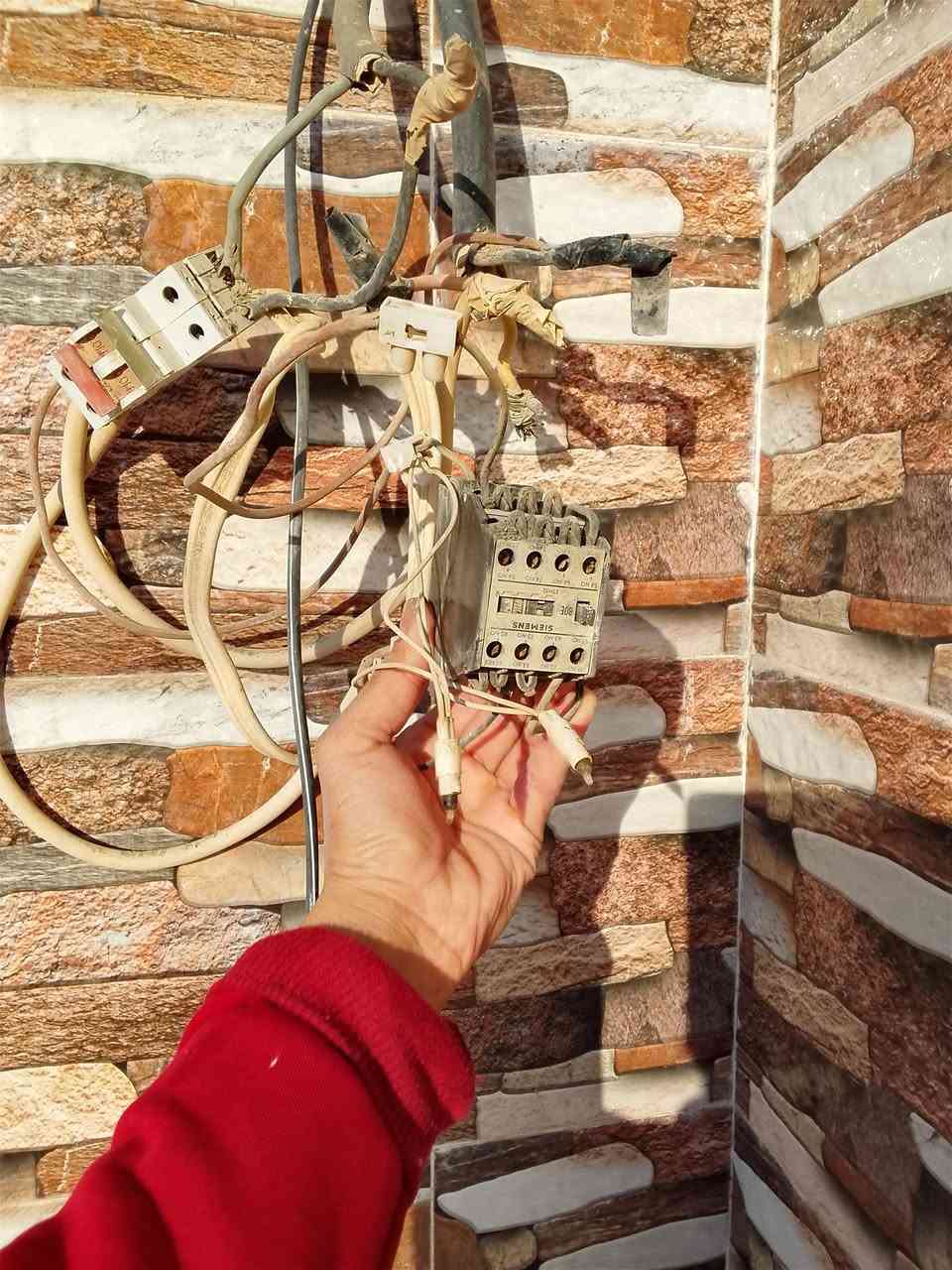 اسلام عليكم ورحمه الله وبركاته
هاذا عملي أن شاء الله ينال إعجابكم تأسيس الدور القديم 
تأسيس الدور الجديد
شد بورد تبديل سركت داخلي
صيانه الكهرب وترتيب السركت
والبوردات الخارجيه 
تأسيس ظاهري ودفن سيمنز 
***********
