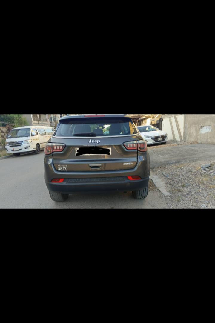 جيب كومباس فئة لاتيتيود 2018 
اللون رصاصي غامق 
محرك 2400 جيد جدا 
كير جيد جدا 
صدر جديد قبل اسبوعين شديته
ماشبة 61 الف
حادث خفيف حتى الايرباك مطاك بعده
رقم  بغداد دولي جديد باسمي تحويل ثاني يوم 
كشنات جلد 
تبريد قطعتين ثلج 
بصمه جنطة 
مكاني بغداد 
بيهه سونار 
122 وبيهه مجال بسيط 
سياره جاهزه من كلشي والحمد لله 
للأستفسار واتساب(*********** )محمد
