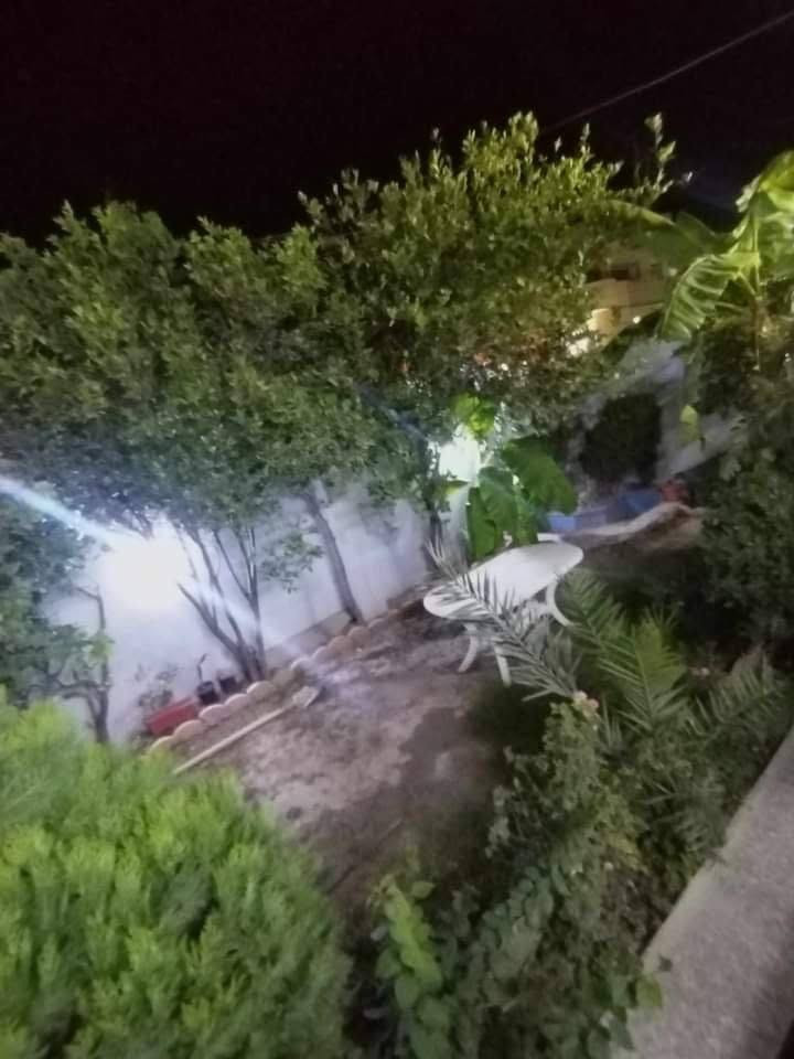 سلام عليكم متوفر بيت للبيع زراعي  بالقوسيات مقابل بانزيخانه المهند قريب من مدرسة نبأ العظيم مساحة 225 م واجهة 13 خدمات كاملة  وصل بلدية قرار 25 سعره 85 وبي مجال  يرهم مع معارضه بيت بالإيمن طابقين اتصل ***********
       ***********
