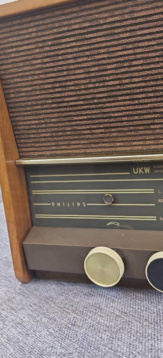 راديو Philips المعروف باسم "Radio-Compass"، وهو راديو  من إنتاج شركة فيليبس الهولندية ويعود تاريخ تصنيعه (1959/1960) ابعاده 43*19.5*20 نظافة 95% للاستفسار الاتصال على الخاص او  الرقم *********** يوجد توصيل لجميع المحافظات
