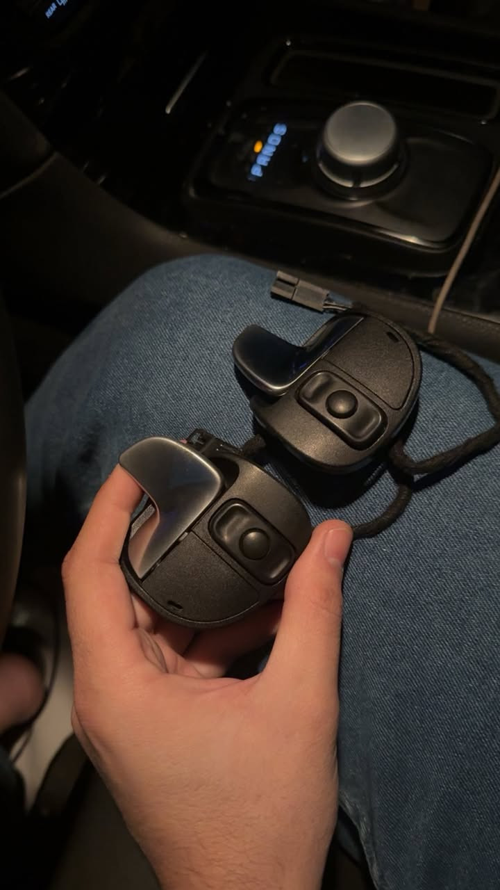 للبيع غراض مال اوباما ويرهمن عجارجر 
غرفة مال موديل 23 جديده لوك ترهم جارجر اوباما السعر 225 الف
جاملغ اوباما اسود اصلي جهه ليمنه الصدر سعره 100 الف
شفتات ستيرن اصليات يرهمن جارجر اوباما جالنجر 65 الف
شباك اوباما اصلي سعره 60 الف
تحكمات ستيرن القطعه سعرها 10  
***********
مكاني بغداد واكو توصيل لجميع لمحافضات
