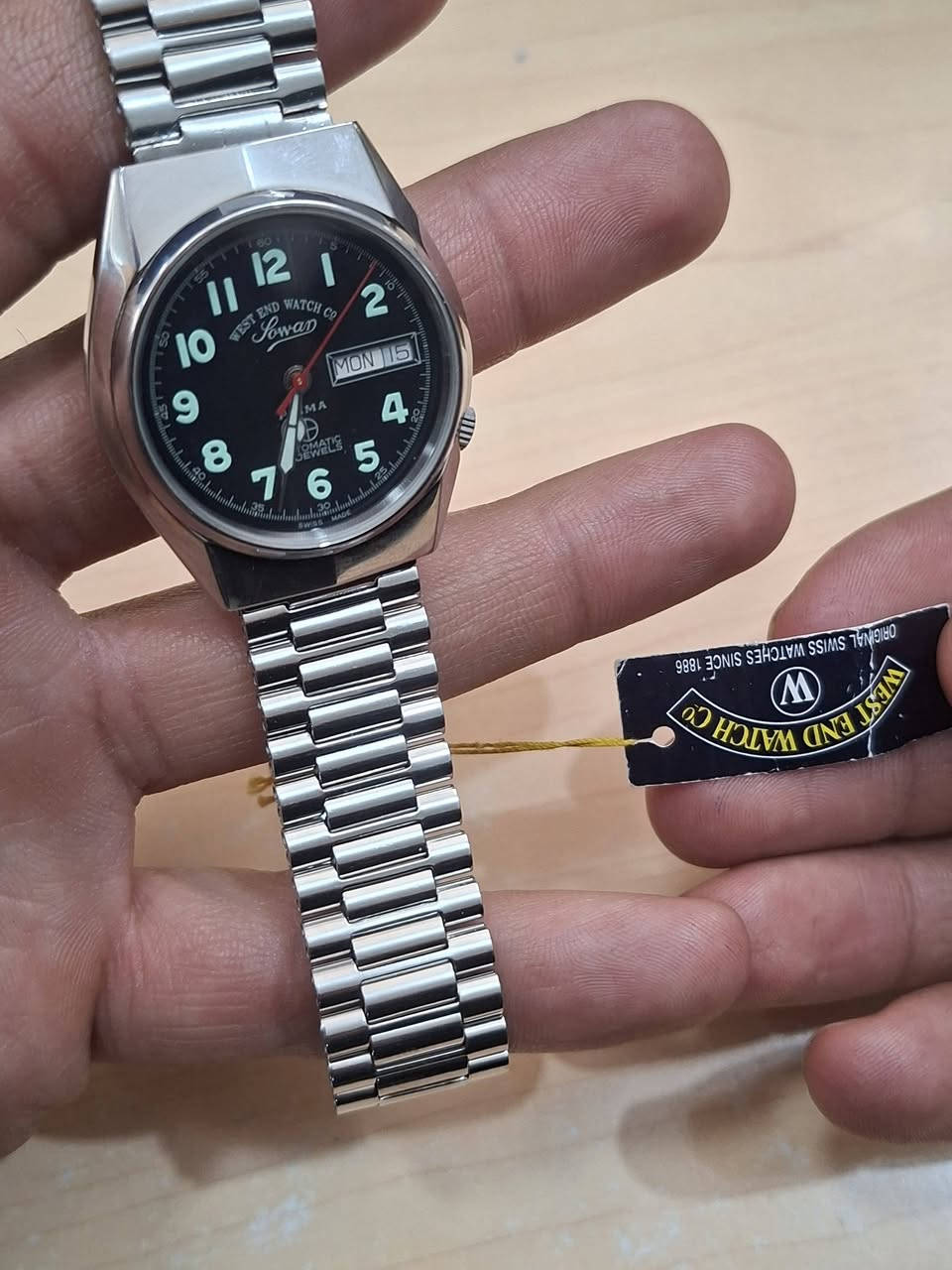 سلام عليكم
للبيع ويست سويسري نظافة تامة غير مفتوحه وغير مصقله او مبولشه من قبل 
في وضع الوكاله 
مع سيرها الأصلي وغطائها الخلفي الأصلي والقفل الأصلي مختمه كل القطع مع ليبل الشركة الأصلي الساعه موديل ثمانينات 
السعر ٢٠٠ دولار 
***********
