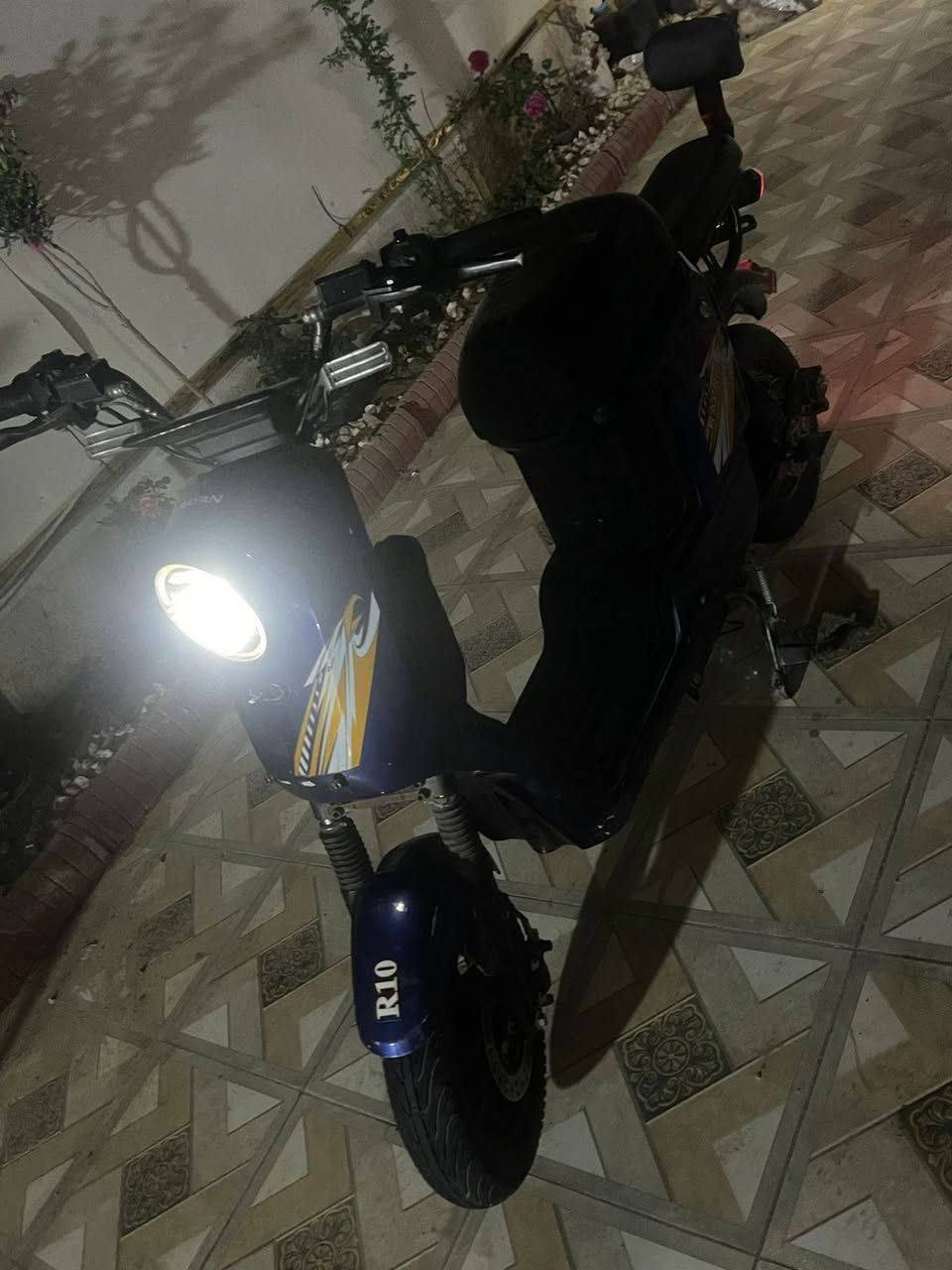 السلام عليكم دراجه شحن R10 للبيع فول مواصفات شغاله كلشي مابيهه بطاريات نضيفه بيهه نضام البك منفذ يو اس بي دبل اشاره السعر 280 مكاني بغداد العامريه للاستفسار ***********
