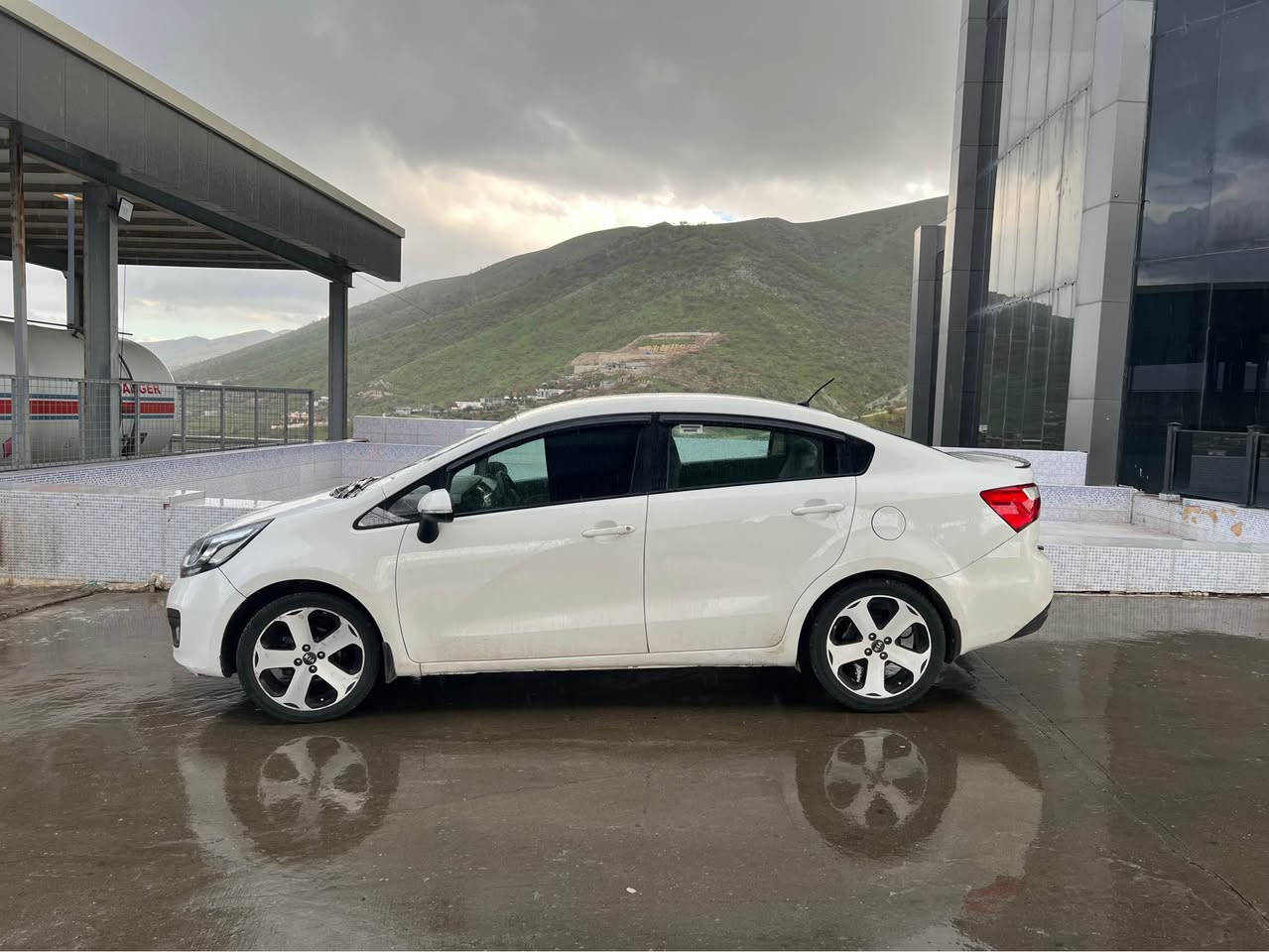 کیا ڕیۆ ٢٠١٢ ناو خەنەیی بۆ فرۆشتن  سەیارەکە ٢٥٠ مەسرەفی تیا نییە ماڵی دۆستە کامل مەسرف کراوە چوار تایەی لۆکی لە سەرە بۆنیت و دۆسەی لای سایەق بۆیاخە بێ ناقگرتن کەمێ چاڵی ورد و ساردی هەیە بە شەرتی گێڕ و مەکینە و تەحویل و خرامە ساردیو گەرمی بە شەرت سەنەوی تا٢٠٢٧ تازەیە نرخی ٨٣ گەڵاو مەعامەلەیەکی برایانە *********** السليمانية, العراق
