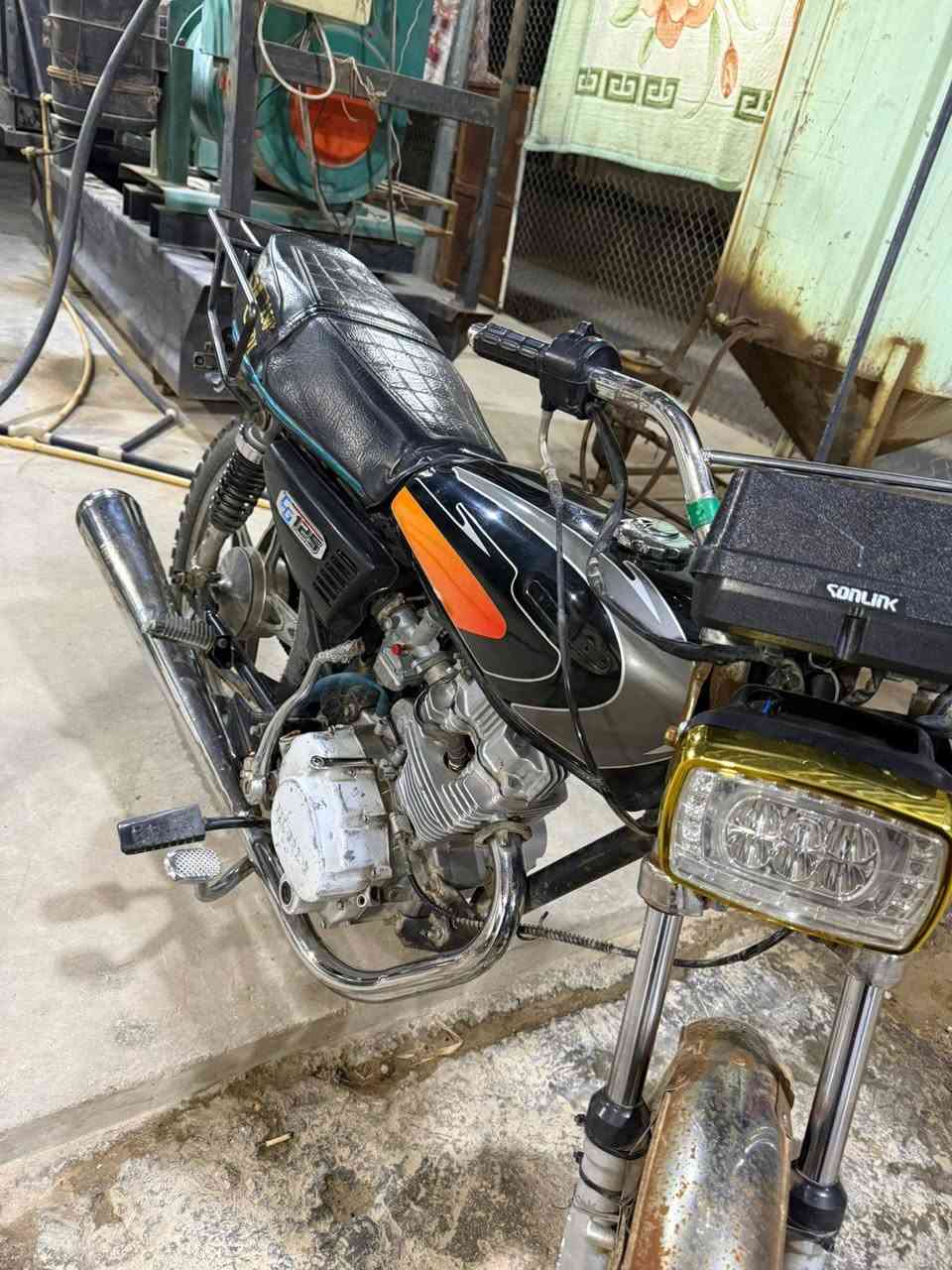 السلام عليكم دراجه للبيع 5 كير السعر 350 قفل الدراجة مثل ما موضح بالصور
سلف شغال صدر جديد 
دشبول شغال
كهربائياته كلها شغالة
زوج تايرات جدد امامي خلفي
***********
