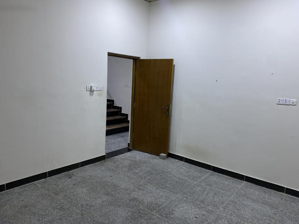 السلام عليكم بيت للإيجار العنوان دور الصحه خلف الريان سنتر كاع ابوعبيد يحتوي على غرفة نوم وصالة واستقبال ومطبخ وصحيات وكراج سياره للاستفسار ***********
